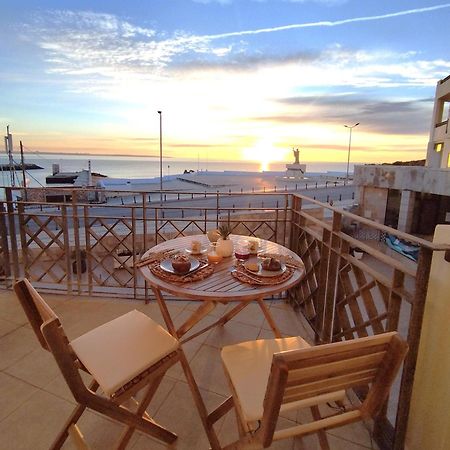 Potato Beach Apartment At Beach Front & Sea View Lagos Exteriör bild